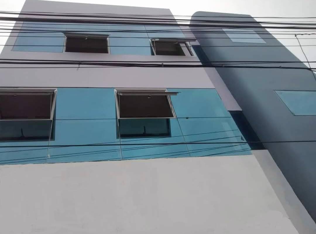 Fachada de la sede privada de Constructora A&C en Chiclayo